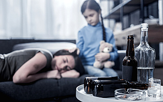 Pijana matka zostawiła dziecko w domu. 10-latka zadzwoniła na policję Pijana matka zostawiła dziecko w domu. 10-latka zadzwoniła na policję